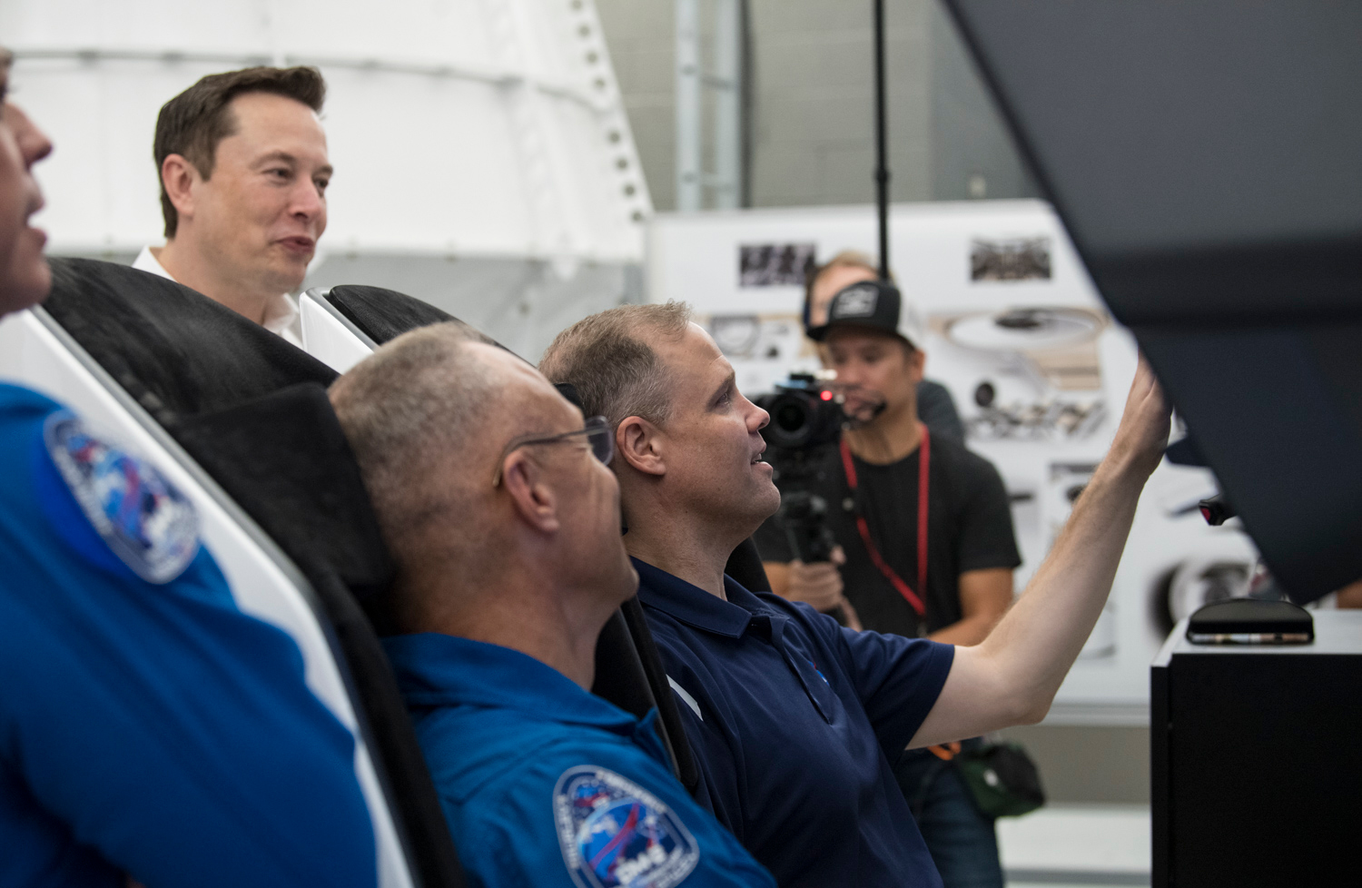 SpaceX - Crew Dragon Displays UI/UX